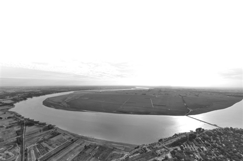 这是2021年6月18日在河南省兰考县黄河湾风景区拍摄的黄河(无人机照片)新华社发